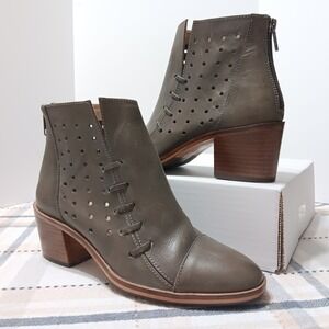 Journee Collection Ulima Leather Back-Zip Ankle Bootie Size‎ 5½ Genuine Leather